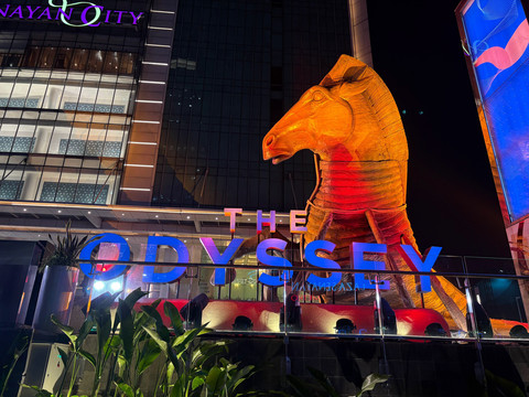 Jelang The Odyssey Rilis, Kuda Troya Sapa Pengunjung di Senayan City