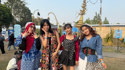 Tak Cuma Acara Formal, Batik Kini Juga Dipakai ke Festival Musik