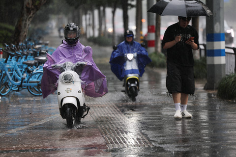 Foto: China Evakuasi 1,8 Juta Warganya Jelang Menghadapi Topan Bavi