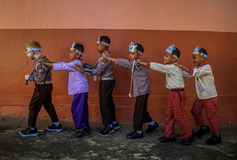 Foto: Gerakan Ayah Mengantar Anak saat Hari Pertama Masuk Sekolah