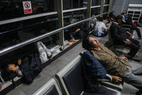 Foto: Kerja Lembur Hingga Malam, Penumpang KRL Bermalam di Stasiun Cikarang