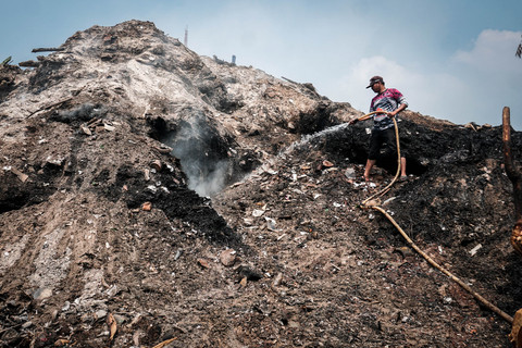 Konten IG: Keluhan Asap Pembakaran Sampah di Bantaran Sungai Cikeas