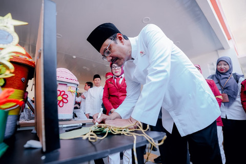 Orang Tua Siswa Sekolah Rakyat Pasuruan Ucapkan Ikrar Mandiri di Depan Gus Ipul