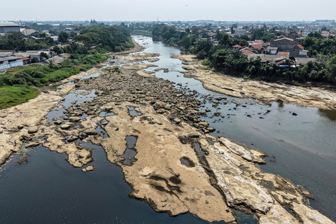 Foto: El Nino Mengeringkan Sungai Cisadane