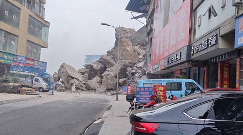 Foto: Lereng Bukit Longsor, Permukiman di China Tertimbun