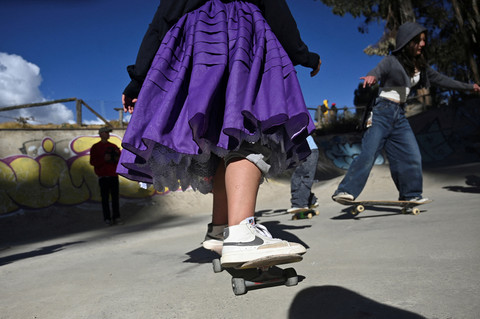 Foto: Kibaran Rok Pollera di Arena Skater, Cara Perempuan Bolivia Dobrak Stigma