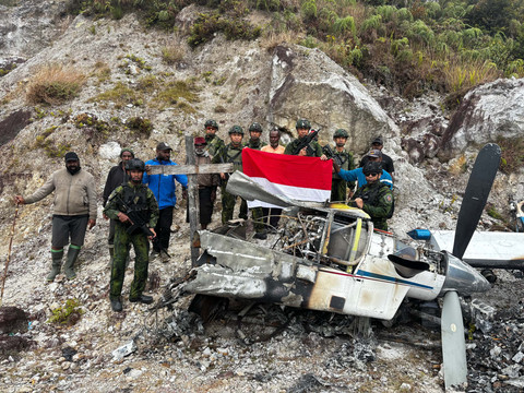 TNI Evakuasi Puing Pesawat AMA yang Dibakar OPM di Yahukimo