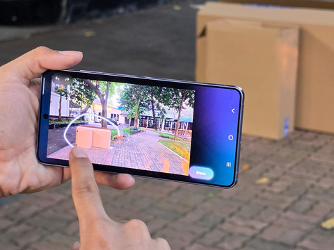 Galaxy S26 vs iPhone 17: Mana AI Terbaik Hapus Objek Foto?