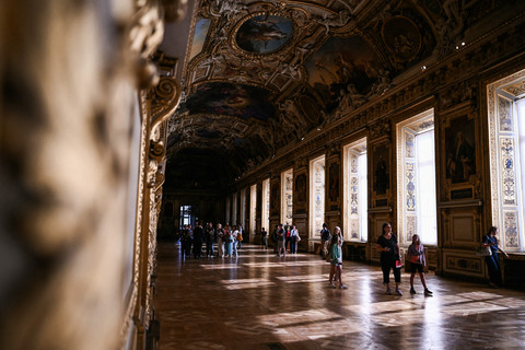 Foto: Galeri Apollo Louvre Kembali Dibuka, Setelah Setahun Pasca Perampokan