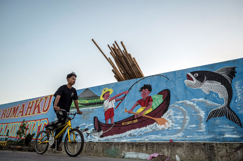 Foto: Mural Tema Lingkungan Hiasi Tanggul Kampung Bahari Tambaklorok