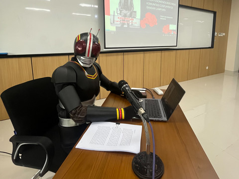 Kisah Yogi, Mahasiswa S2 USD Sidang Proposal Berkostum Satria Baja Hitam