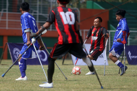 Foto: Aksi Gigih Atlet Sepak Bola Amputasi di Bogor