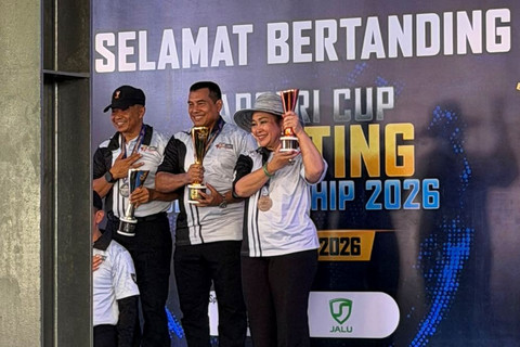 Titiek Soeharto Juara di Kejuaraan Menembak Polri, Diberi Piala oleh Kapolri