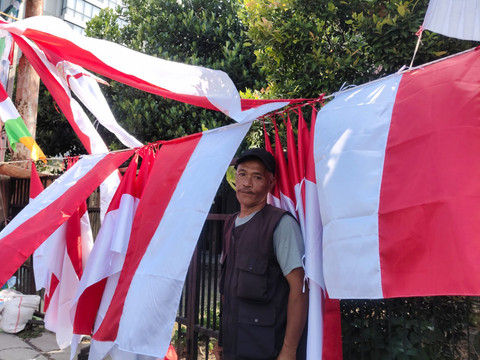 Deretan Bendera Merah Putih di Pinggir Jalan Gejayan: Sisa Dagang Waeng yang Menunggu Pembeli