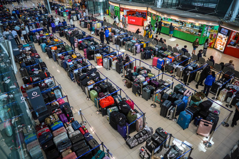 Foto: Imbas Banjir, Koper Bagasi Thai Airways Menumpuk di Bandara Suvarnabhumi