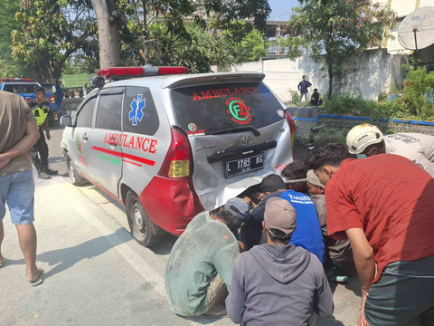 Ambulans yang Bawa Jenazah KM Virgo Transport 8 Kecelakaan Beruntun di Jombang
