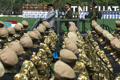 Prabowo TInspect Maung MV3 Tangguh pada HUT ke-81 TNI