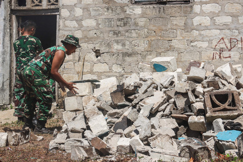 TNI Bantu Bersihkan Puing Earthquake di Sumba Barat Daya
