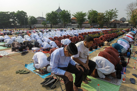 Foto: Karhutla Kian Parah, Warga Gelar Salat Meminta Hujan di Surabaya