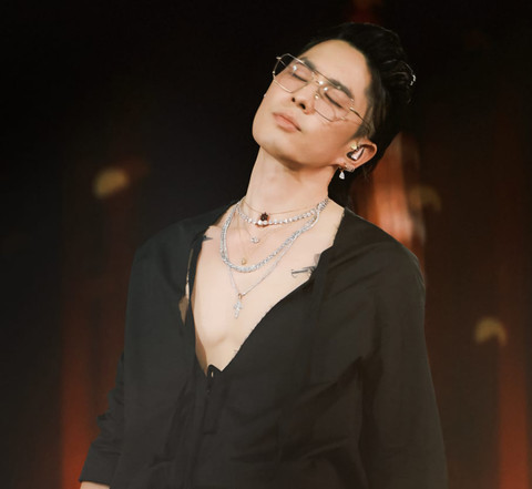 Van Ness Wu Makin Stylish di Usia 48, dari Rambut Ikonik hingga Kalung Berlian - Infolitik