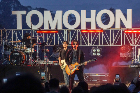 Foto: Rony Parulian Hibur Penggemarnya di Tomohon Jazz Festival Hari Kedua - Infolitik