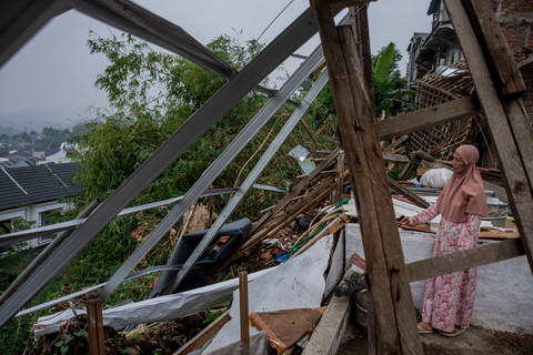 Foto: Diterjang Angin Puting Beliung, Ratusan Rumah di Padalarang Rusak - Infolitik