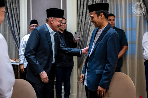 Momen UAS Beri Tausiah di Hadapan PM Anwar Ibrahim di Putrajaya - Infolitik