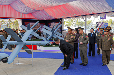 Foto: Kim Jong-un Serukan Korea Utara Kuasai Teknologi Drone dan AI Militer - Infolitik