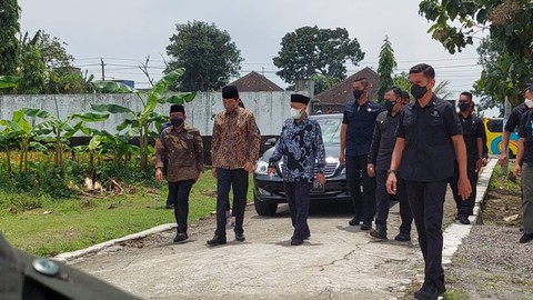 Jokowi Antar Jenazah Paman ke Pemakaman, Pulang Semobil dengan Kaesang