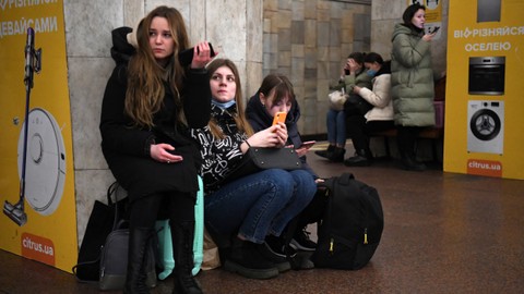 Larangan Keluar Dicabut, Warga Ibu Kota Ukraina Mulai Tinggalkan Pengungsian