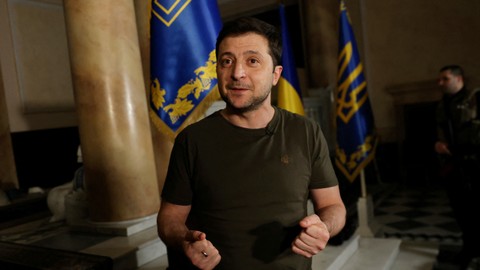 Zelensky Keluar dari Bunker: Saya Tak Bersembunyi, Tetap Berada di Kiev
