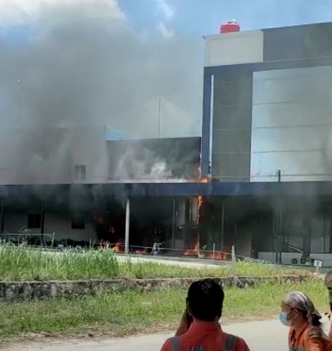 Gedung Klinik Medilab di Karimun Hangus Terbakar