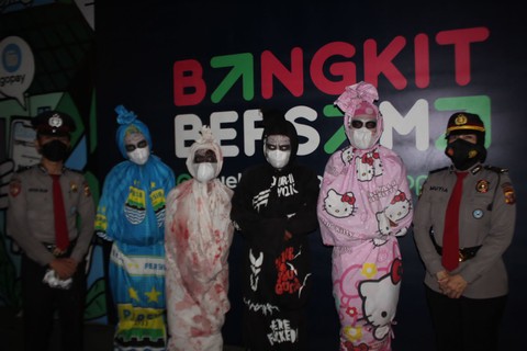 Saat Hantu di Jalan Asia Afrika Bandung Juga Diingatkan Pakai Masker