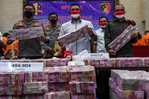 Foto: Tumpukan Rupiah hingga Dolar Hasil Sitaan dari Pengedar Uang Palsu