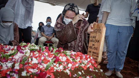 Foto: Derai Air Mata Istri Iringi Prosesi Pemakaman Hilman Hariwijaya