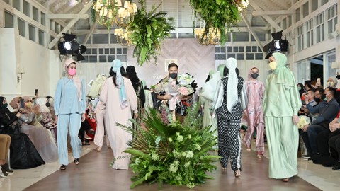 Gelar Fashion Show, Koleksi Busana Ivan Gunawan Dilirik Istri Ridwan Kamil