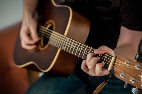 Cara Main Kunci Gitar Dasar untuk Mengiringi Lagu dengan Merdu