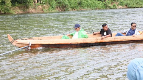 Kadisdik Arungi Sungai Kluet untuk Buka Pembelajaran Kelas Jauh di Aceh Selatan
