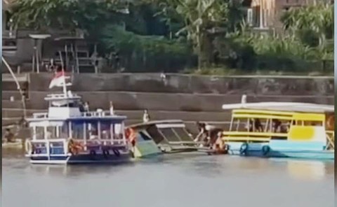 Perahu Wisata di Danau Sipin Jambi Terbalik Akibat Kelebihan Penumpang