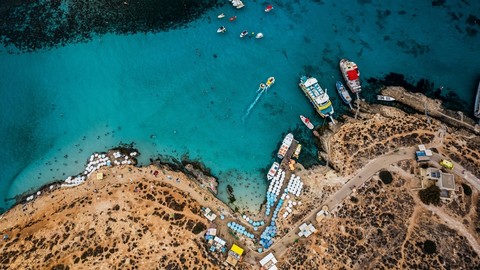 Comino, Pulau Kecil di Malta yang Dihuni hanya 2 orang dengan Alam yang Menawan