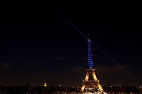 Foto: Bentuk Solidaritas, Menara Eiffel Menyala Warna Bendera Ukraina