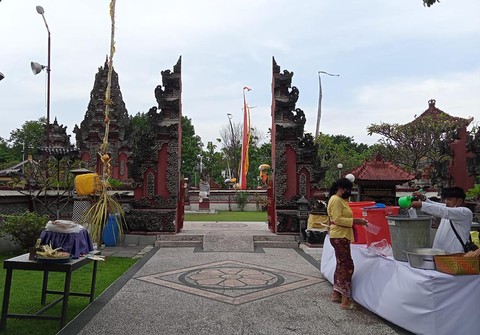 Berkunjung ke Pura Segara Kenjeran Surabaya, Tawarkan Suasana Khas Bali