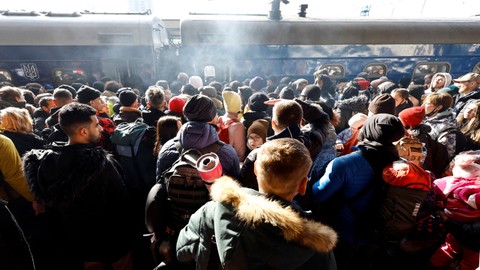 Foto: Dengan Kereta Evakuasi, Warga Kota Kiev Mengungsi ke Barat Ukraina