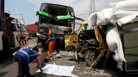 Foto: Kecelakaan Bus Pariwisata dan Truk di Tol Dupak Surabaya