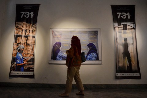 Foto: Melihat Pameran Foto Bertajuk 731 Hari Pandemi di Indonesia di Bandung