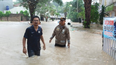 Banjir di Kota Serang, Warga Pilih Bertahan di Atap Rumah