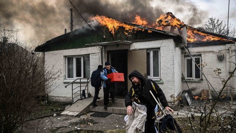 Foto: Kebakaran Rumah di Kota Irpin Ukraina Akibat Tembakan Rusia