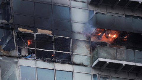 Apartemen di London Terbakar, Warga Diminta Menjauh