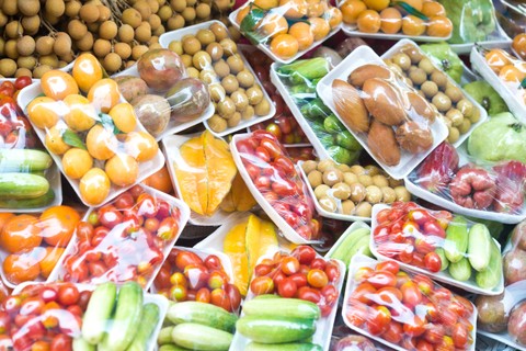 Plastik Wrap Buah dan Sayur Membuat Sampah Makanan Semakin Bertambah