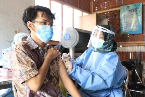 Di Tangerang, Warga yang Mau Vaksin Booster Dapat Minyak Goreng Rp 5 Ribu/Liter